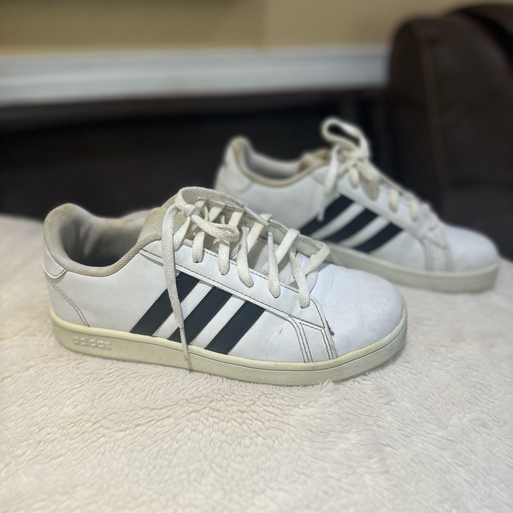 Adidas  Grand Court 2.0 Classic White and Black Sneakers.